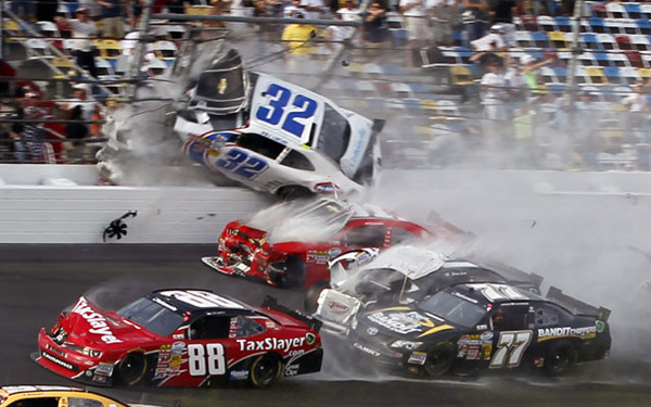 Ni NASCAR nije bezbedan - Juče povređeno 30 ljudi + VIDEO