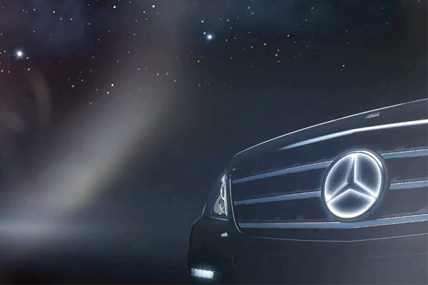 Mercedes-Benz osvetljava logo na maski hladnjaka