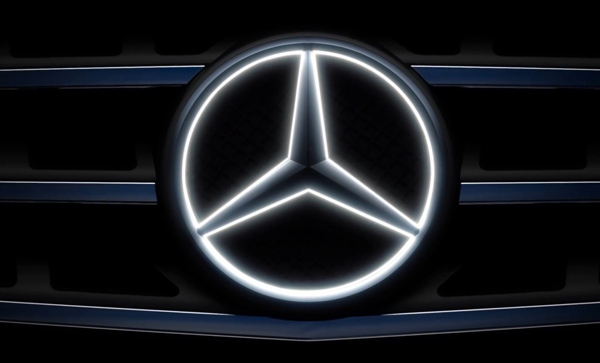 Mercedes-Benz osvetljava logo na maski hladnjaka