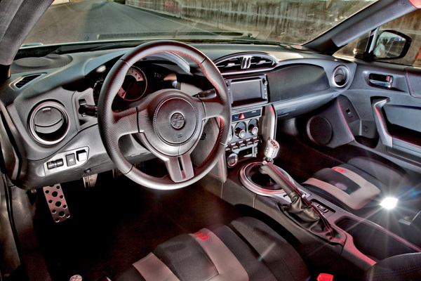 Toyota GT86-R Eco Explorer Marangoni - Crveni pneumatici i lepotica