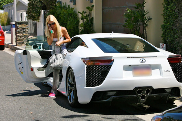Koliko košta Lexus LFA? Paris Hilton ga plaća 5.600 dolara mesečno