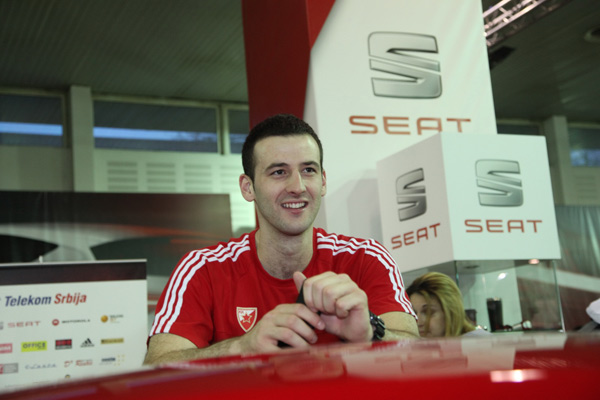 Crveno-belo druženje na štandu SEAT- a 