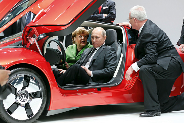 Angela Merkel i Vladimir Putin na Volkswagen štandu u Hanoveru