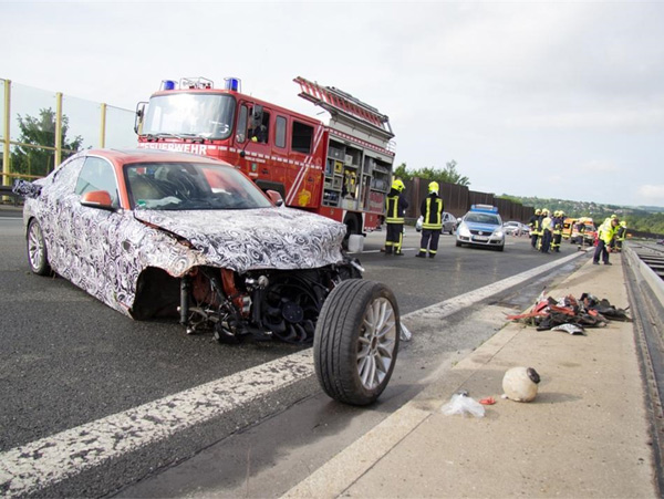 Maskirani prototip BMW serije 2 uništen na autoputu + FOTO