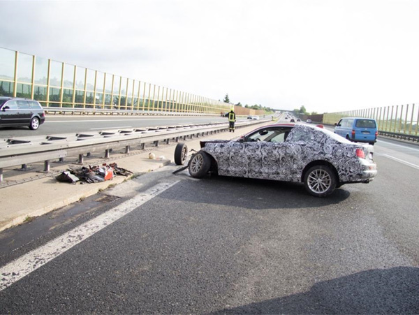 Maskirani prototip BMW serije 2 uništen na autoputu + FOTO