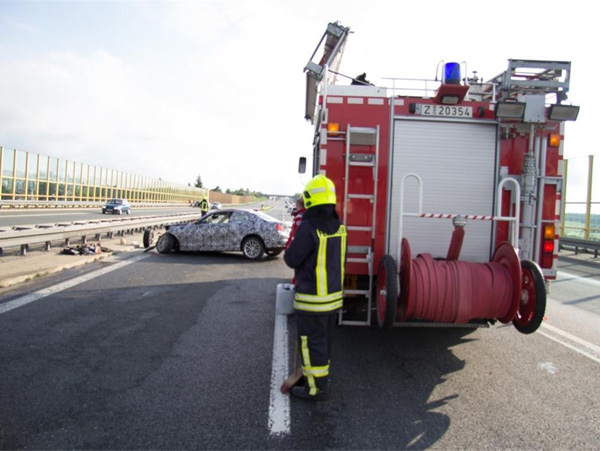 Maskirani prototip BMW serije 2 uništen na autoputu + FOTO