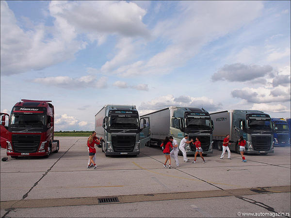 Novi Volvo FH u „društvu“ aviona