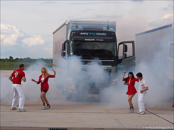 Novi Volvo FH u „društvu“ aviona