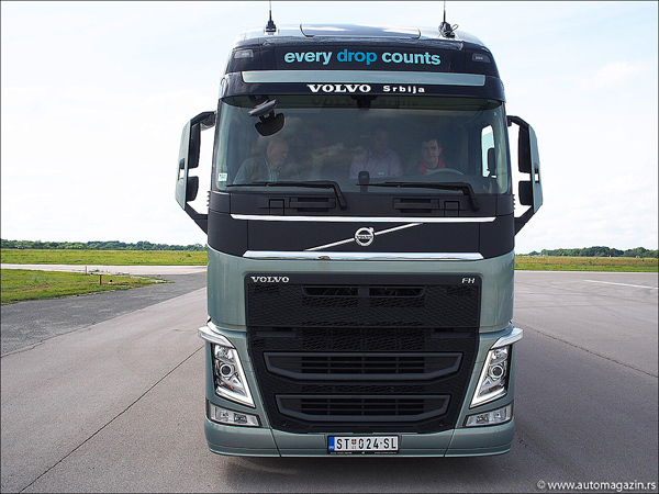 Novi Volvo FH u „društvu“ aviona