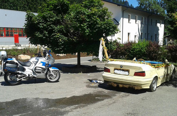 Policija u Nemačkoj zaustavila BMW bazen na točkovima + FOTO