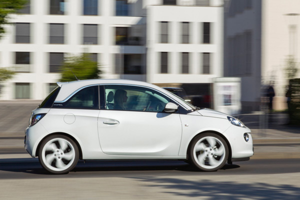 Frankfurt 2013 - Svetska premijera Opel ADAM Black Link i White Link