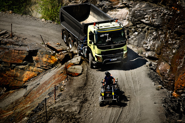 Hrčak - kaskader u Volvo kamionu + VIDEO