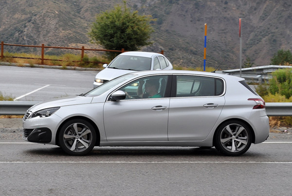 Peugeot 308 GTi snimljen bez maske!