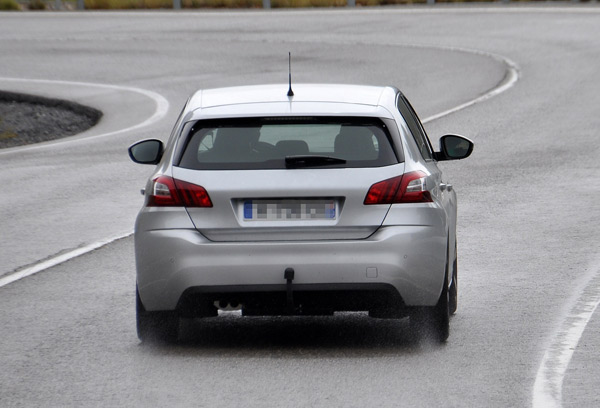 Peugeot 308 GTi snimljen bez maske!