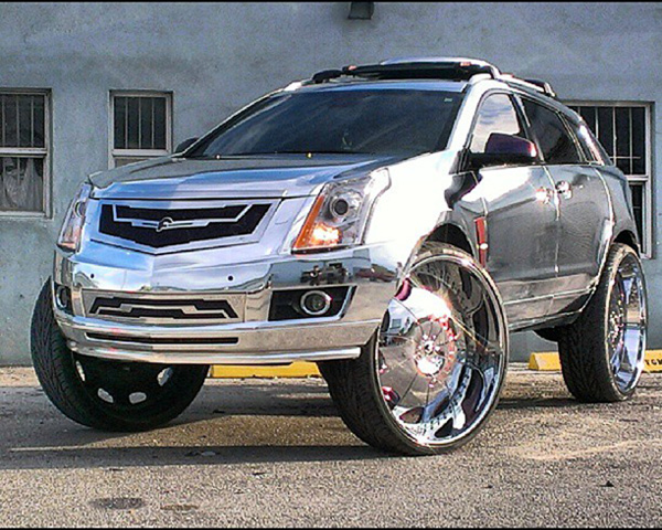 Cadillac SRX - Puno hroma i felne od 32 inča + VIDEO