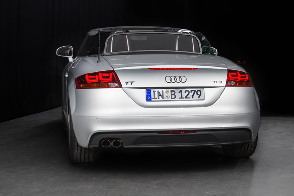 Prvi automobil sa OLED trodimenzionalnim štop svetlima