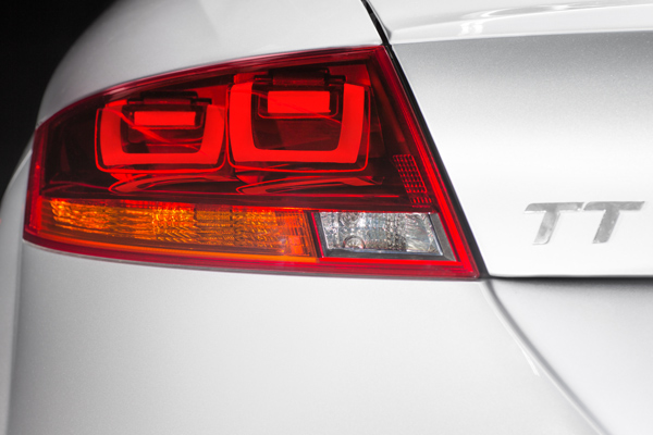 Prvi automobil sa OLED trodimenzionalnim štop svetlima