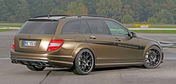 Mercedes-Benz C 63 AMG i zlatna folija