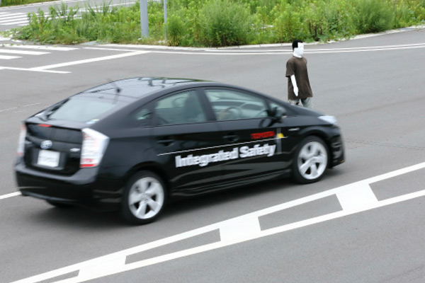 Toyota razvija novu tehnologiju za bezbednost pešaka