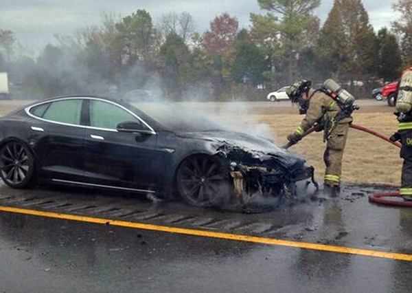 Automobili Tesla se pale, akcije kompanije padaju