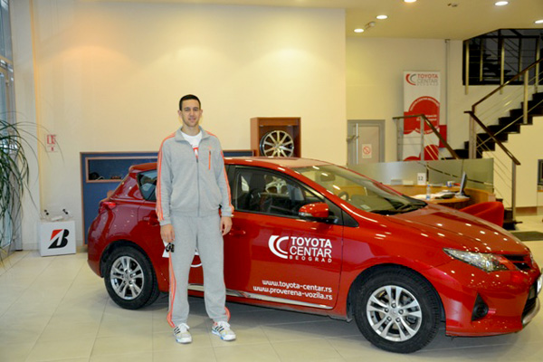 Toyota Centar Beograd uručio novi Toyota Auris košarkašu Vasiliju Miciću