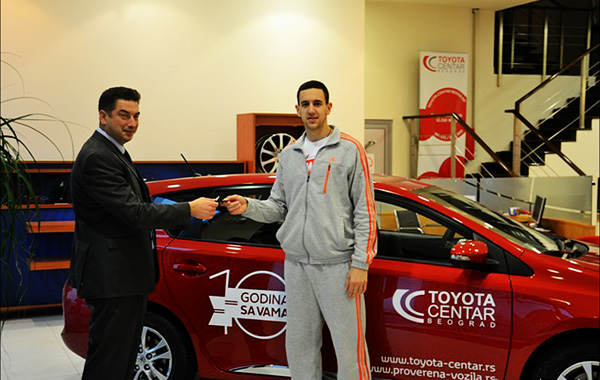 Toyota Centar Beograd uručio novi Toyota Auris košarkašu Vasiliju Miciću