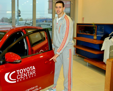 Toyota Centar Beograd uručio novi Toyota Auris košarkašu Vasiliju Miciću