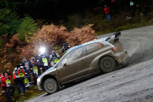 WRC Wales 2013 – Ogier kontroliše vođstvo, traje borba za 4. mesto