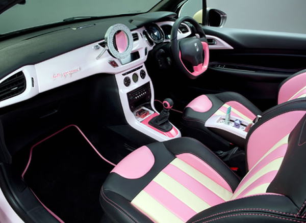 Citroën DS3 u opremi ima ogledalo, šminku, jastučiće...