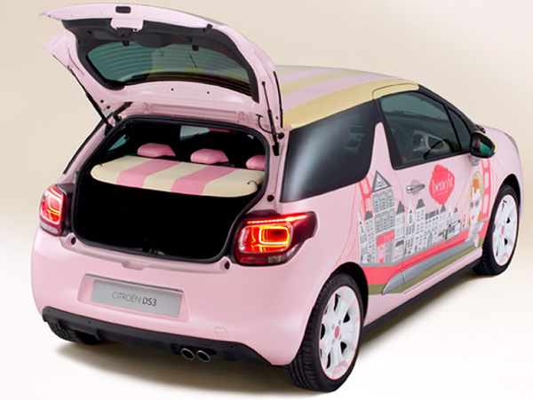 Citroën DS3 u opremi ima ogledalo, šminku, jastučiće...