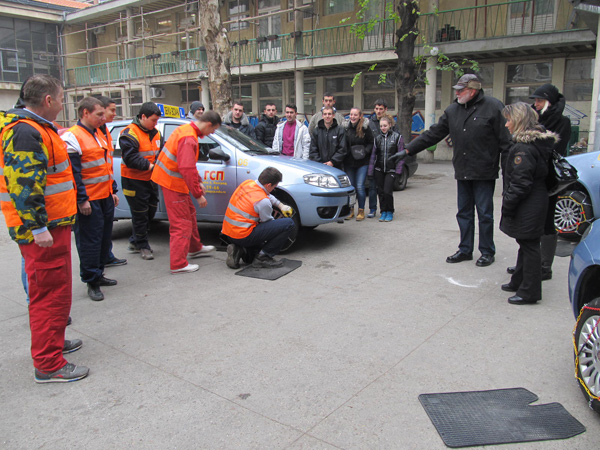 Kako se montiraju lanci za sneg? Probajte ovo kod kuće + FOTO