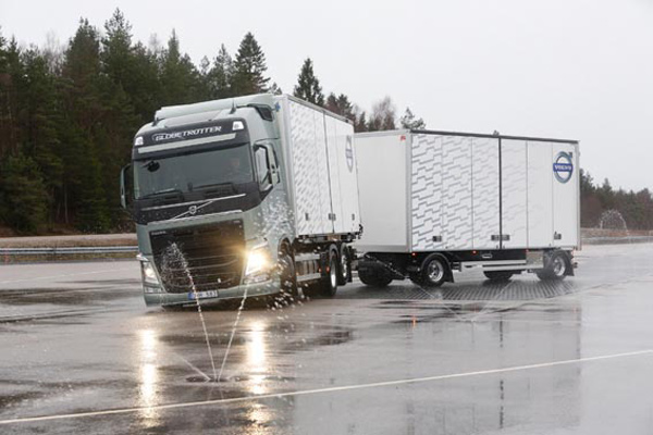 Volvo Trucks povećava bezbednost na klizavim putevima