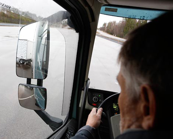 Volvo Trucks povećava bezbednost na klizavim putevima