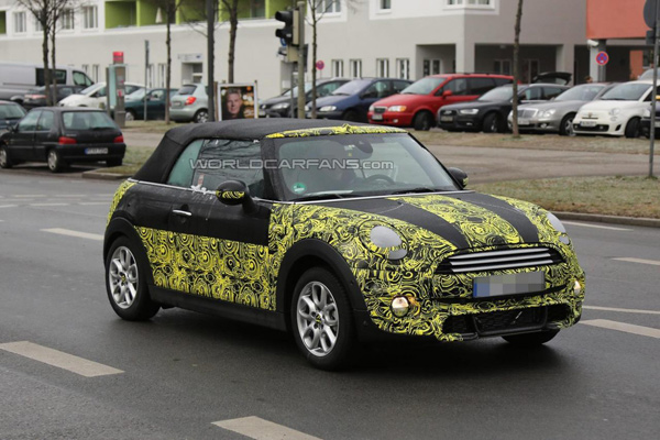 Snimljen Mini Cooper Cabrio 2014