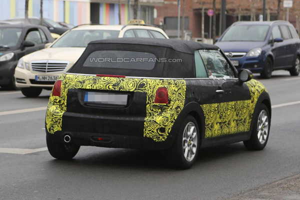Snimljen Mini Cooper Cabrio 2014