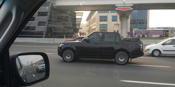 Range Rover bez krova snimljen na ulicama Dubaija