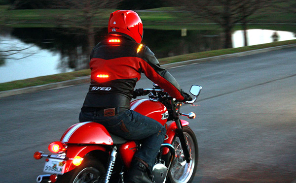 Moto jakna sa svetlećom signalizacijom + FOTO