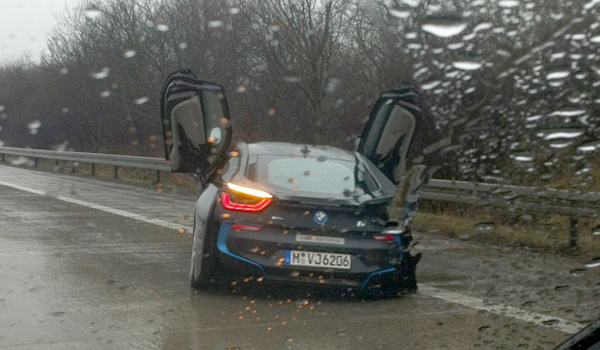 BMW i8 uništen na autoputu tokom test vožnje + FOTO