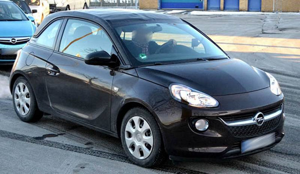 Opel Adam kabriolet snimljen na ulici