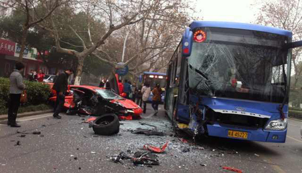 Lamborghini Aventador udario u autobus u Kini + FOTO