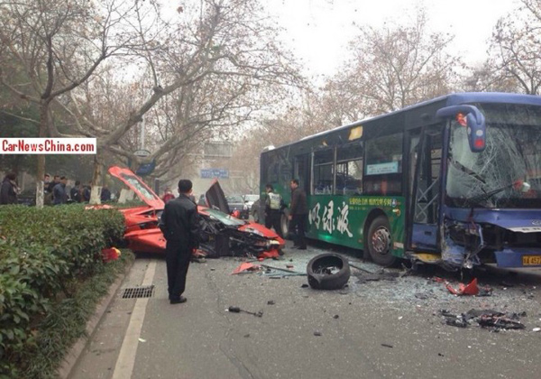 Lamborghini Aventador udario u autobus u Kini + FOTO