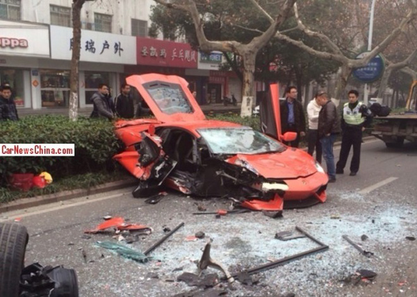 Lamborghini Aventador udario u autobus u Kini + FOTO