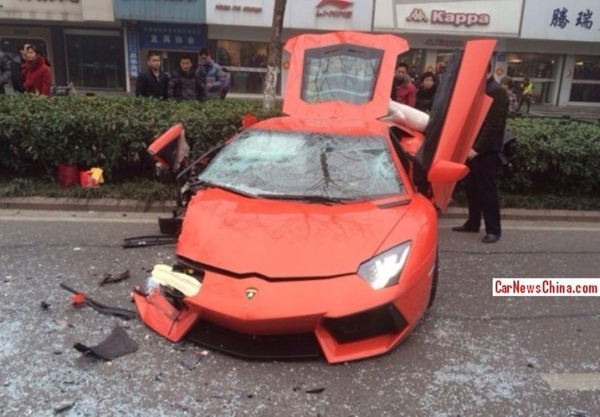 Lamborghini Aventador udario u autobus u Kini + FOTO