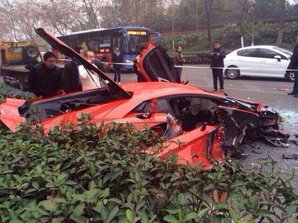 Lamborghini Aventador udario u autobus u Kini + FOTO