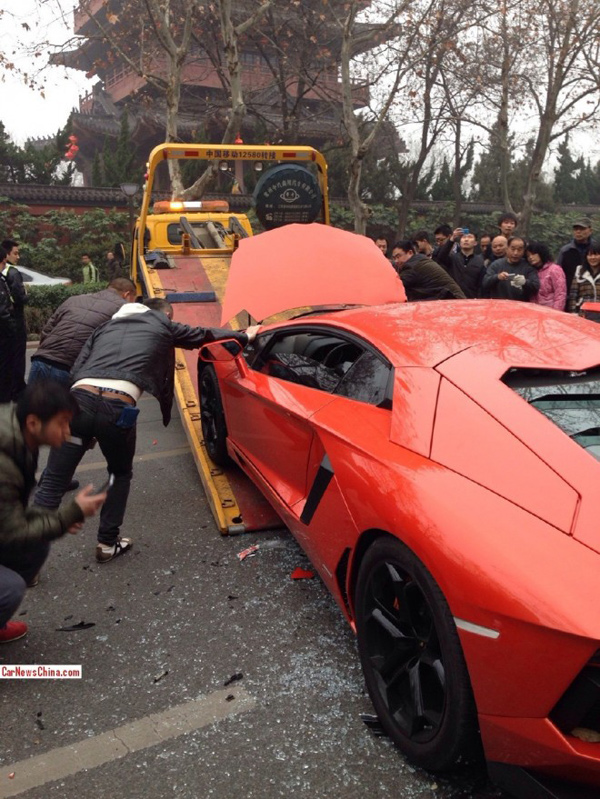 Lamborghini Aventador udario u autobus u Kini + FOTO