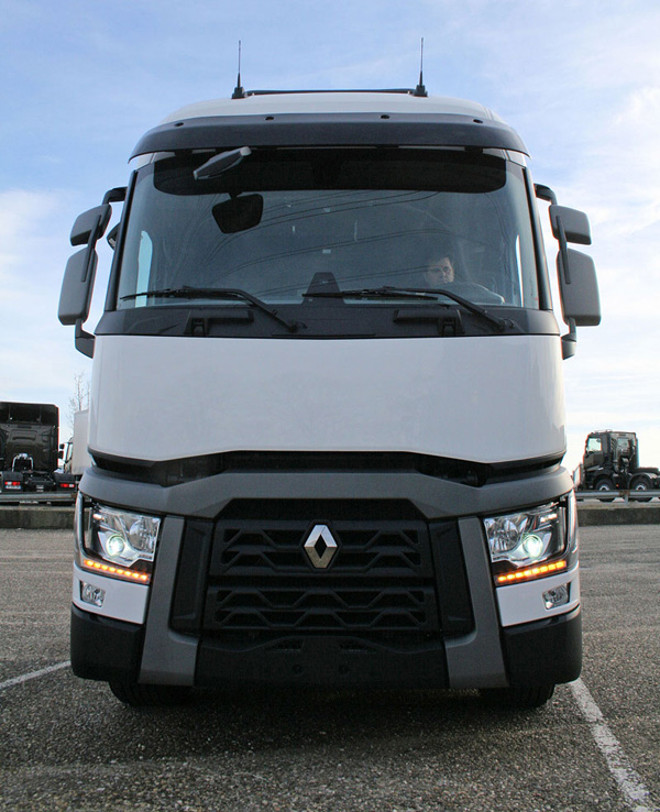 Renault Trucks uvodi nove mere bezbednosti za vozače + FOTO