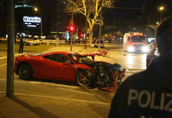 Smart ForTwo udario u Ferrari 458 Speciale u centru Berlina + FOTO