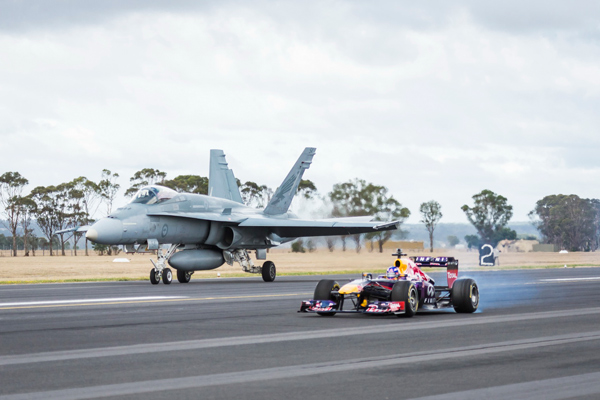 F1 bolid Red Bulla protiv borbenog aviona F/A-18 Hornet (+foto)