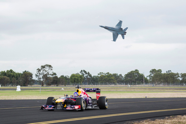 F1 bolid Red Bulla protiv borbenog aviona F/A-18 Hornet (+foto)