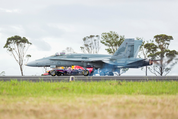 F1 bolid Red Bulla protiv borbenog aviona F/A-18 Hornet (+foto)